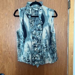 Sleeveless top w/ ruffled collared and ruffled middle